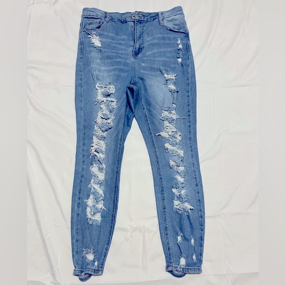Rue 21 Curvy Ripped Jeans Size 16